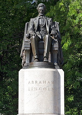 Sitting Lincoln sulpture in Grant Park in Chicago, Illinois, United States of America, North America