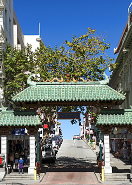 Gateway Arch (Dragon Gate), the entrance to Chinatown in San Francisco, California, United States of America, North America