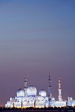 Dusk view of the Sheikh Zayed Grand Mosque in Abu Dhabi, capital of the United Arab Emirates.