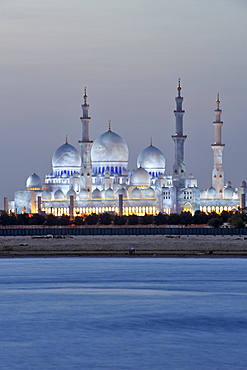 Dusk view of the Sheikh Zayed Grand Mosque in Abu Dhabi, capital of the United Arab Emirates.