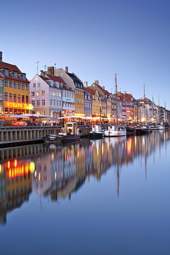 Boats and sidewalk cafes along the Nyhavn canal, Copenhagen, Denmark, Scandinavia, Europe