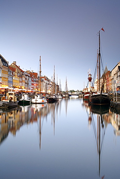 Boats and sidewalk cafes along the Nyhavn canal, Copenhagen, Denmark, Scandinavia, Europe