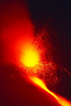 Eruption and lava flow from the Monti Calcarazzi fissure on the southern flank of Mt Etna in 2001, the flow threatened the town of Nicolosi below, Mt Etna, Sicily, Italy