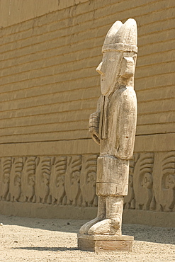 Statue in the Tschudi Complex, one of the ten 'ciudadelas' at Chan Chan, pre-Columbian America's largest adobe city and capital of the Chimu Empire until its 14th century conquest by the Incas, Chan Chan, UNESCO World Heritage Site, Moche Valley, Trujillo, Peru, South America