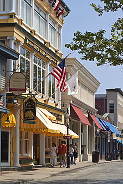 Smart shops and cobbled roadway of popular Thames Street in historic Newport Old Quarter, Newport, Rhode Island, New England, United States of America, North America