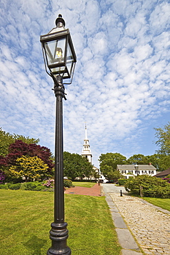 Queen Anne Square and Trinity Church dating from 1726,  the oldest Episcopal parish in the state, designed by local builder Richard Munday, inspired by Wren's churches, in historic Newport, Rhode Island, New England, United States of America, North America