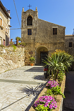 The Church of St. George dating from 1450 at this pretty castle village high above Taormina, Castelmola, Catania Province, Sicily, Italy, Mediterranean, Europe