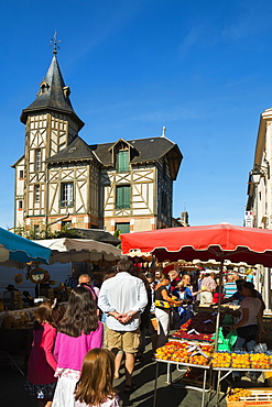 Busy Rue de Temple on popular market day at this pretty south western historic bastide town, Eymet, Bergerac, Dordogne, France, Europe