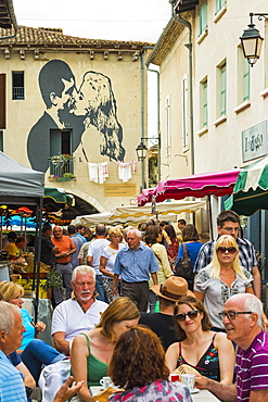 Busy Rue de L'Engin on popular Thursday market day at this pretty south western bastide town, Eymet, Bergerac, Dordogne, France, Europe