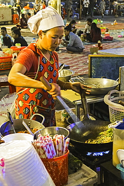 Chef frying noodles in a wok at Phsar Kandal night market near the riverfront, Phsar Kandal, city centre, Phnom Penh, Cambodia, Indochina, Southeast Asia, Asia