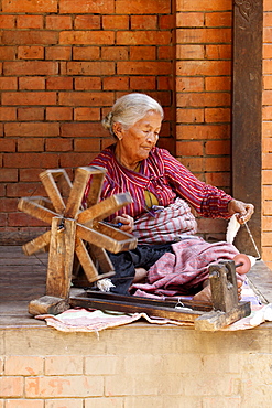 Old woman spinning wool, Bhaktapur, Nepal, Asia