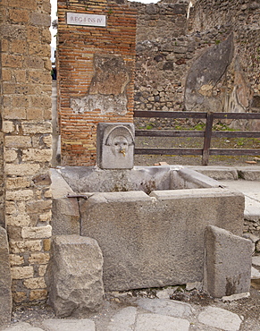 Roman drinking fountain on Via Stabiana, Pompeii, UNESCO World Heritage Site, Campania, Italy, Europe