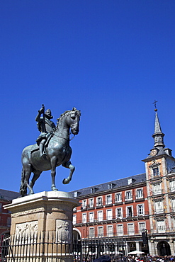 Casa Panaderia and equestrian statue of Felipe III in spring sunshine, Plaza Mayor, Madrid, Spain, Europe