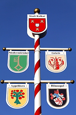 Post with coats of arms of small Lower Rhine towns near Kalkar, Lower Rhine region, North Rhine-Westphalia, Germany, Europe