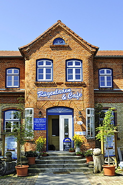 Gift shop with gallery and cafe, Ruegenhof farm, Putgarten near Cape Arkona, Mecklenburg-Western Pomerania, Germany, Europa