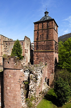 Heidelberg Castle, destroyed in 1689, at the front, Seltenleer prison tower, to the right, gate tower or clock tower, view from Stueck-garden, Schlosshof, Heidelberg, Baden-Wuerttemberg, Germany, Europe