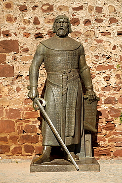 Bronze statue of King Sancho I at the entrance to the Castelo dos Mouros, Castle of the Moors, in Silves, Algarve, Portugal, Europe