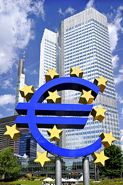 Euro sign, Commerzbank Tower, European Central Bank, ECB, Willy-Brandt-Platz square, financial district, Frankfurt am Main, Hesse, Germany, Europe