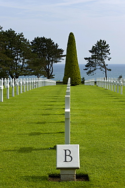 Crosses, made of marble, American military cemetery at Omaha Beach near Colleville sur Mer, Normandy, France, Europe