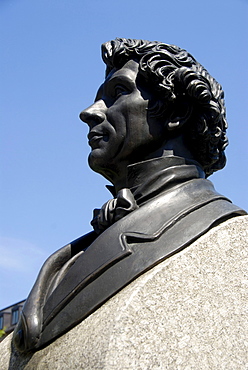 Memorial, bronze bust, the architect Leo von Klenze in profile, Gaertnerplatz square, Gaertnerplatzviertel quarter, Isarvorstadt, Munich, Upper Bavaria, Germany, Europe