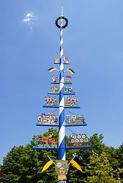 May pole with the social classes of Munich, Viktualienmarkt food market, downtown, old town, Munich, capital, Upper Bavaria, Bavaria, Germany, Europe