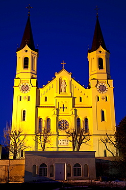 Parish Church of Our Lady at night, Bruneck, Pustertal valley, Val Pusteria, Alto Adige, Italy, Europe