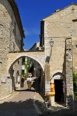 Narrow lane in the historic district of St. Paul de Vence, Cote d'Azur, Alpes Maritimes, Provence, France, Europe