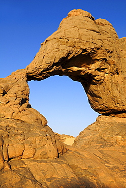 Natural bridge, arch, sandstone rock formation at Youf Ahakit, Tassili du Hoggar, Wilaya Tamanrasset, Sahara Desert, Algeria, North Africa