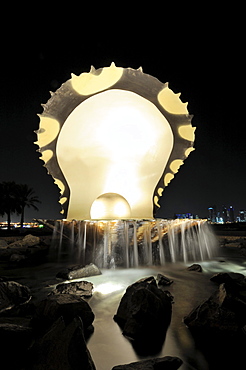 "The Pearl" monument on the Corniche, Doha, Qatar, Arabian Peninsula, Persian Gulf, Middle East, Asia