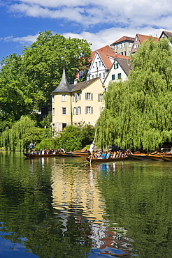 Hoelderlinturm tower and punts on the Neckar river, old town, Tuebingen, Swabian Alb, Baden-Wuerttemberg, Germany, Europe