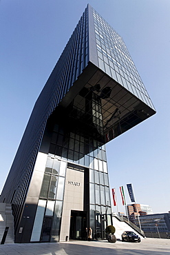 Hyatt Hotel, futuristic tower building with cantilever, Hafenspitze, Medienhafen harbour, Duesseldorf, North Rhine-Westphalia, Germany, Europe