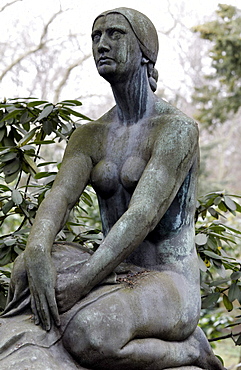 Nude sculpture, erotic grave sculpture, Nordfriedhof Cemetery, Duesseldorf, North Rhine-Westphalia, Germany, Europe