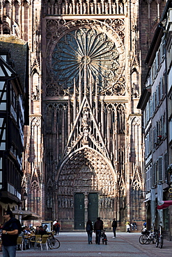 Strasbourg Cathedral, Cathedrale Notre-Dame-de-Strasbourg, Gothic church facade, Strasbourg, Alsace, France, Europe