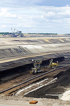 Coal seam and machines in the open pit Welzow-Sued, mining of brown coal by the Vattenfall energy company, Lower Lusatia, Lusatia, Brandenburg, Germany, Europe