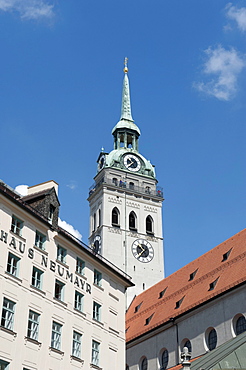 Alter Peter tower of the parish church of St. Peter, view from the Viktualienmarkt square, Munich, Upper Bavaria, Bavaria, Germany, Europe