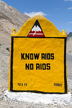 Sign, "know AIDS, no AIDS", marking on the mountain pass road, Manali-Leh highway, near Sarchu, Lahaul and Spiti district, Himachal Pradesh, India, South Asia, Asia