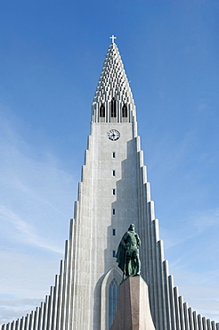 Statue of Leif Ericson, Leifur Eiriksson, in front of the high steeple of the Lutheran Hallgrimskirkja parish church, town centre, Reykjavik, Iceland, Scandinavia, Northern Europe, Europe