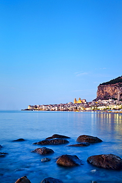 Evening shot, historic town centre, Cathedral and Rocks of La Rocca, Cefalu, Palermo, Sicily, Italy, Europe