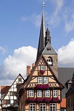 Market Church behind a half-timbered house in the historic town centre of Quedlinburg, UNESCO World Heritage Site, eastern Harz, Saxony-Anhalt, Germany, Europe