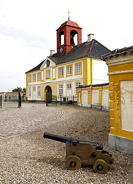 Gatehouse with an old cannon at Valdemars Castle, Svendborg, Funen, Denmark, Europe