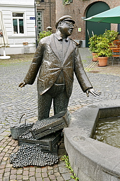 Bronze figure at the Marktbrunnen fountain by sculptor Michael Franke, in Meerbusch Lank-Latum, North Rhine-Westphalia, Germany, Europe