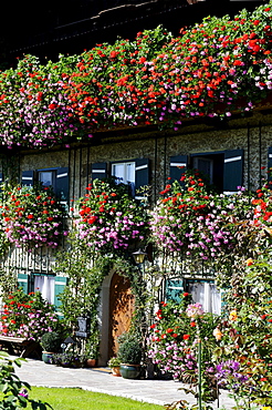 Old farmhouse decorated with flowers, Seeleiten near Teisendorf, Rupertiwinkel region, Upper Bavaria, Bavaria, Germany, Europe