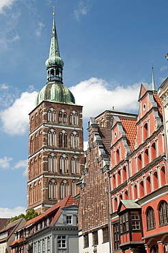 Gabled houses with Nikolaikirche church, Unesco World Heritage Site, Stralsund, Mecklenburg-Western Pomerania, Germany, Europe