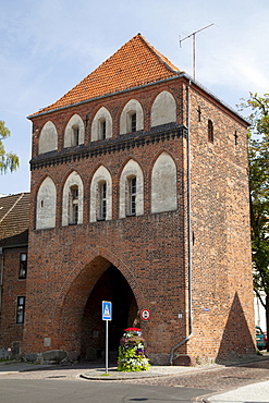 Kniepertor, Brick Gothic city gate, Stralsund, UNESCO World Heritage Site, Mecklenburg-Western Pomerania, Germany, Europe