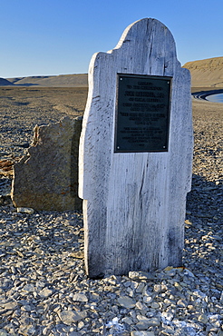 Grave of John Hartnell, member of the famous lost Franklin Expedition, Beechey Island, Northwest Passage, Lancaster Sound, Nunavut, Canada, Arctic