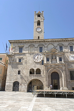 Palazzo dei Capitani del Popolo, with civic tower, Piazza del Popolo, Ascoli Piceno, Marches, Italy, Europe