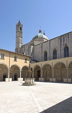 Chiostro Maggiore di San Francesco, cloister of the church St Francis, built in 1565 - 1623 in travertine, Ascoli Piceno, Marches, Italy, Europe