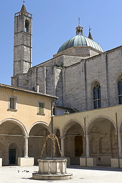 Chiostro Maggiore di San Francesco, cloister of the church St Francis, built in 1565 - 1623 in travertine, with a well in its center, Ascoli Piceno, Marches, Italy, Europe