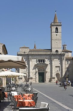 Piazza Arringo with Sant'Emidio cathedral and outside tables, Ascoli Piceno, Marches, Italy, Europe