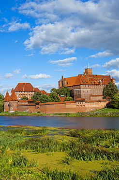 Malbork Castle with Nogat, Malbork, Pomerania, Poland, Europe